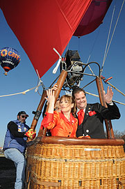 Auf ging es mit dem Faschings-Prinzenpaar der Narrhalla im Heißluftballon(Foto: Ingrid Grossmann)